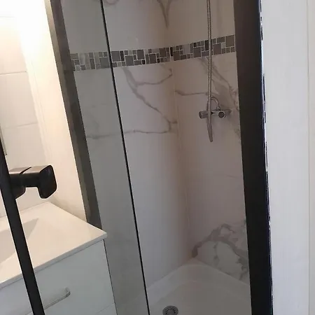 Апартаменты Joli Avec Piscine Et Du Grazel A 180m *