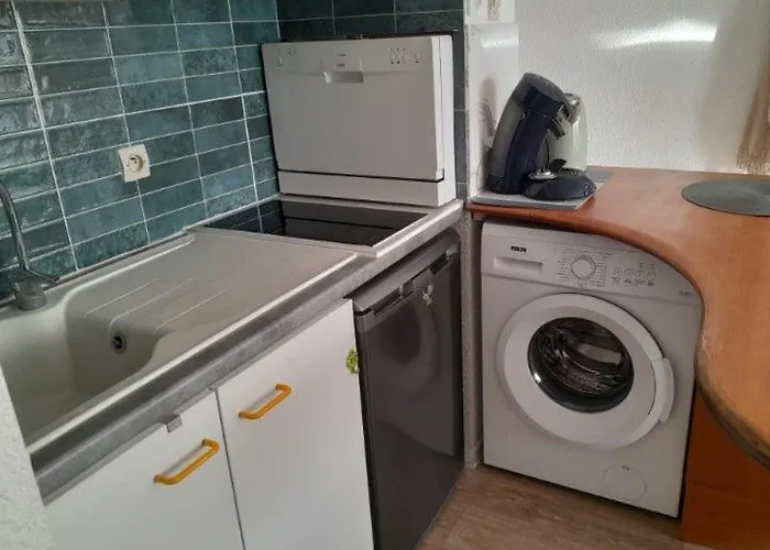 Joli Appartement Climatise Residence Avec Piscine Et Plage Du Grazel A 180M דירה